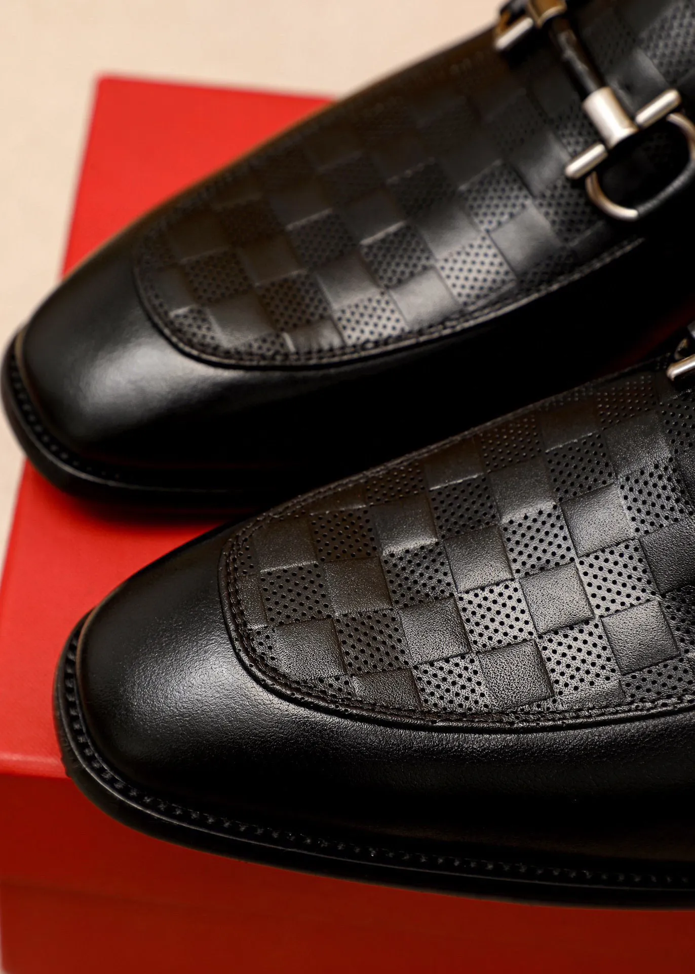 Men's shoes 💰460 💐 Product trademark: Ferragamo "Ferragamo" casual leather shoes Regular size: 38-44 (custom-made for 45🉑️) Product materials: Selected imported first-layer calfskin embossed upper + original hardware buckle, imported water-dyed cowhide leather lining. Strong three-dimensional visual effect, combined outsole Color: 1⃣️color optional